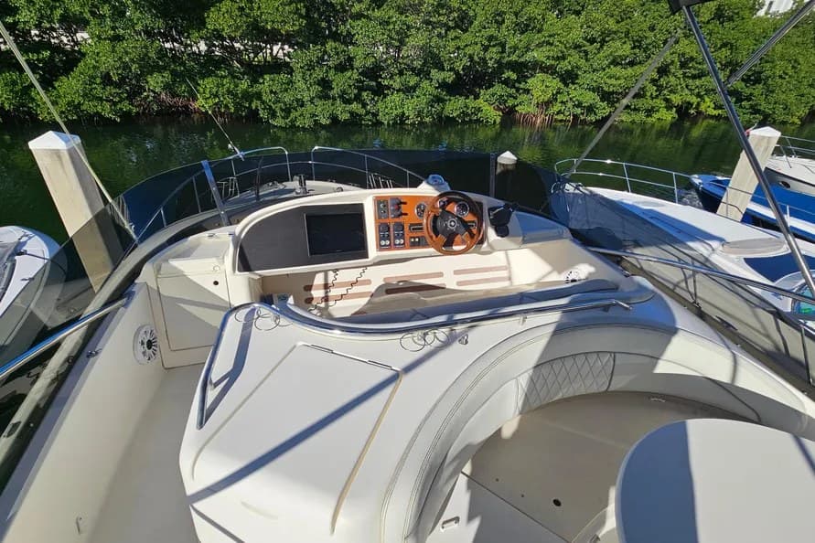 Flybridge helm and seating